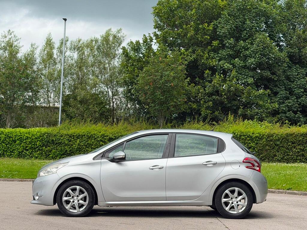 
								Peugeot 208 1.4 HDi Active Hatchback 5dr Diesel Manual Euro 5 (70 ps) full									
