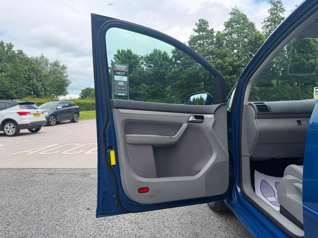
								Volkswagen Touran 2.0 TDI SE DSG 5dr (5 Seats) full									