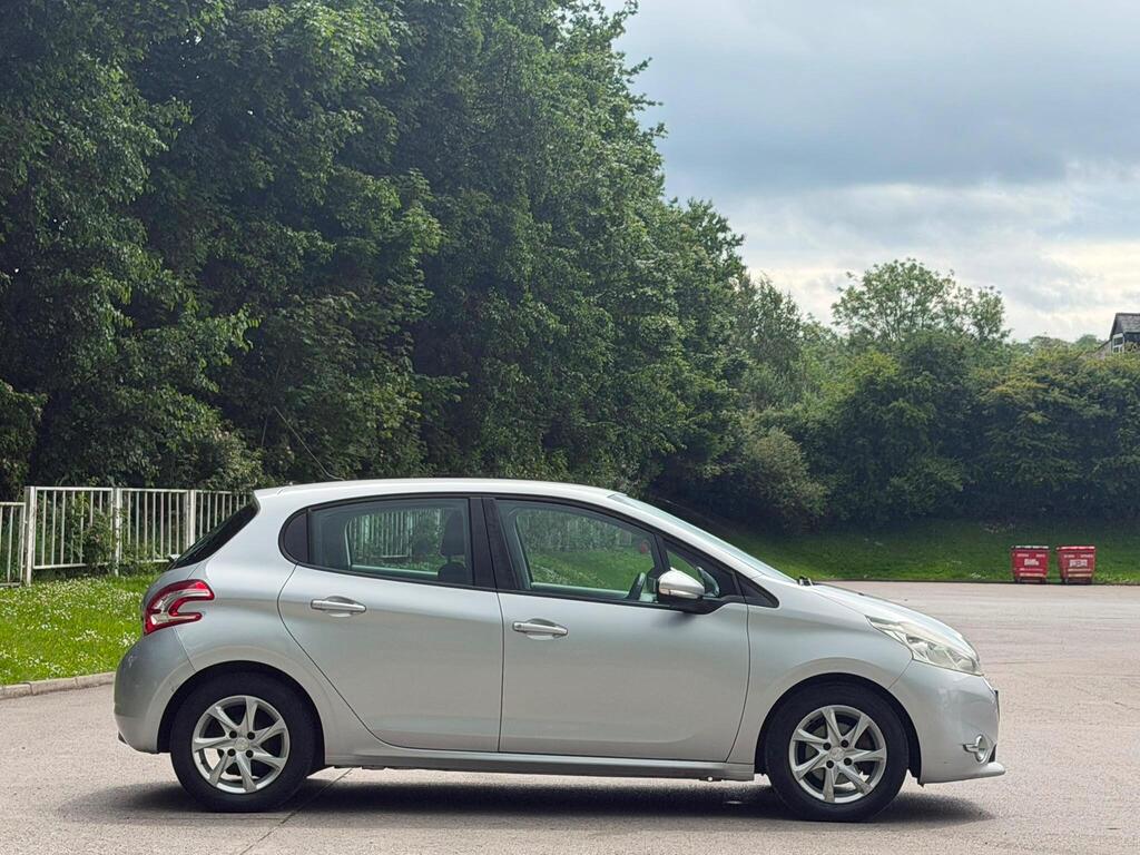 
								Peugeot 208 1.4 HDi Active Hatchback 5dr Diesel Manual Euro 5 (70 ps) full									