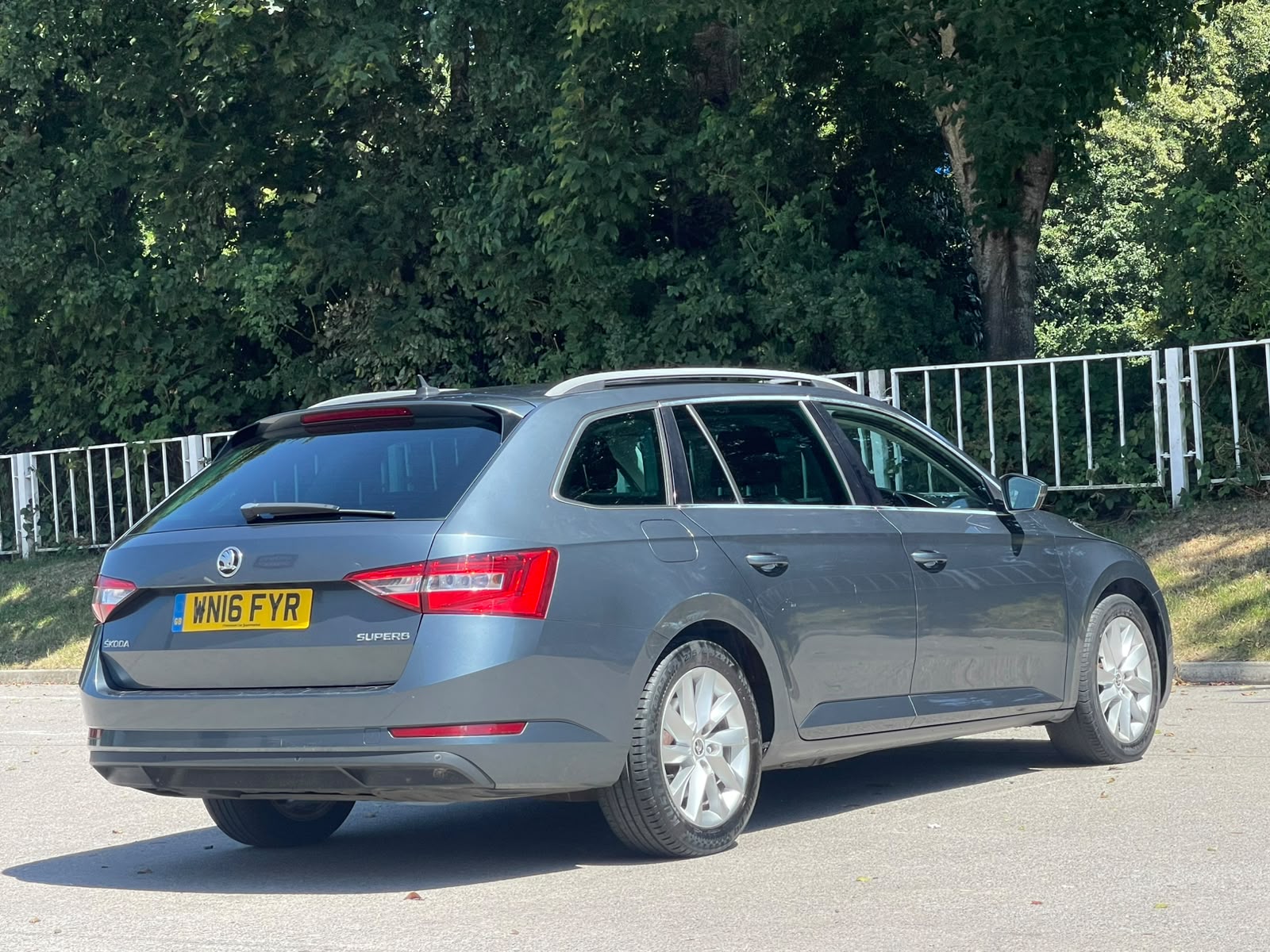
								Skoda Superb 2.0 TDI SE Business Euro 6 (s/s) 5dr full									