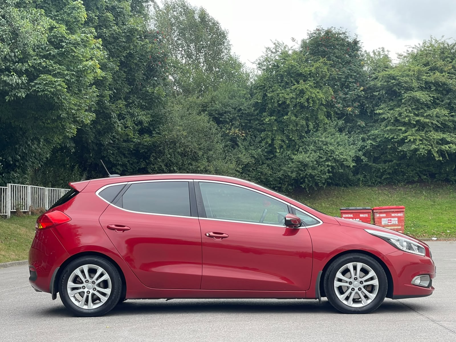 
								Kia Ceed 1.6 CRDi EcoDynamics 3 Euro 5 (s/s) 5dr full									