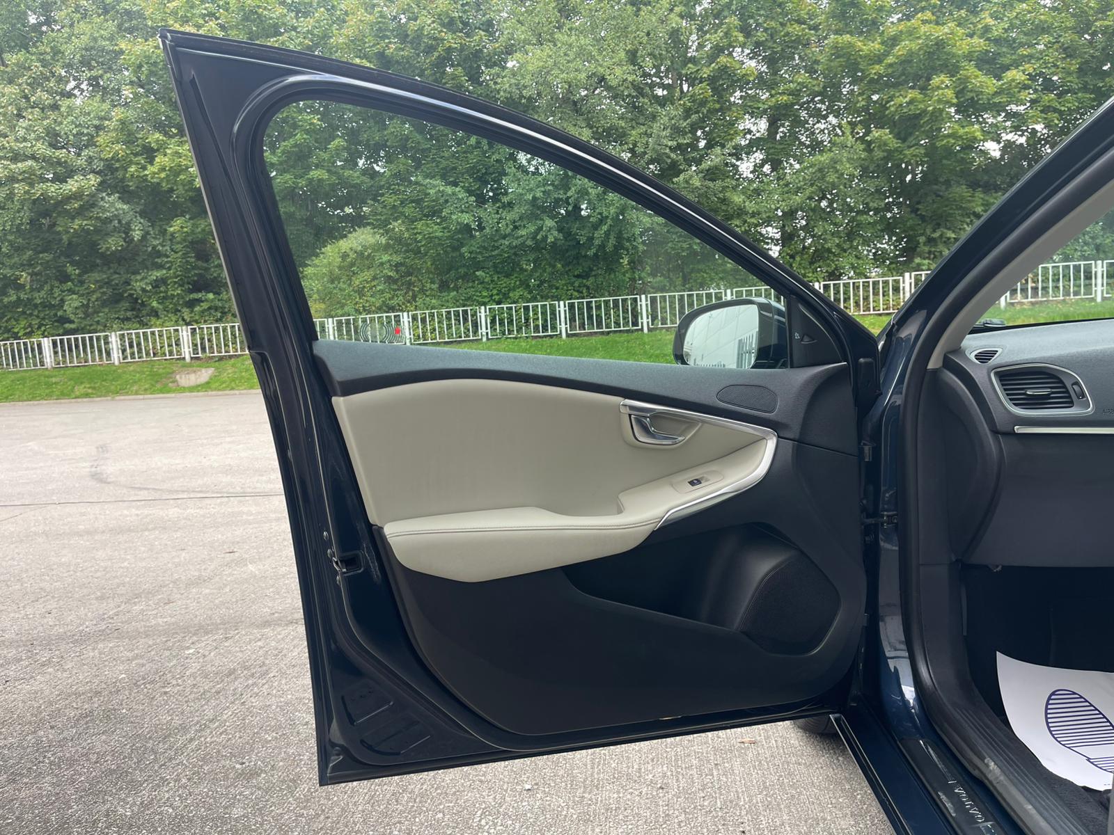 Volvo V40 2.0 D3 SE Lux Nav Euro 5 (s/s) 5dr